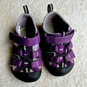 Toddler size 6  sandals/water shoe.  A lot more life left in them.